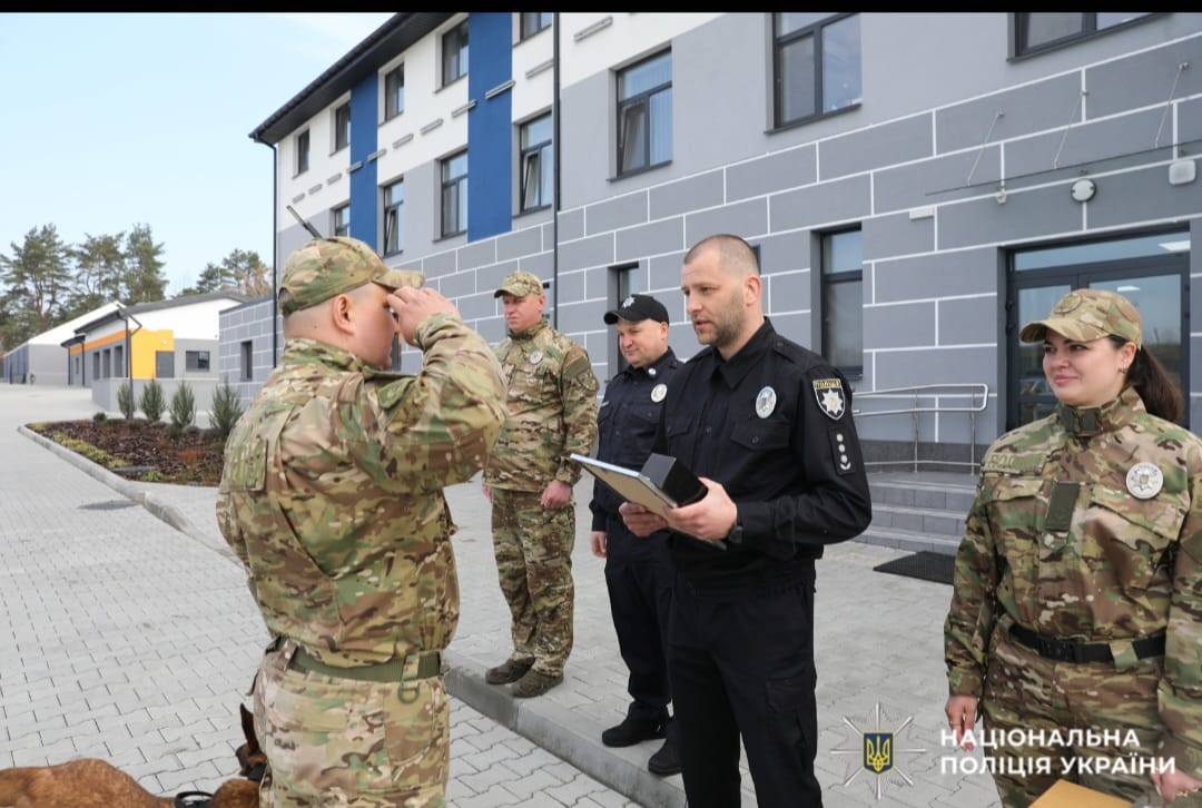 На фото правоохоронці під час заходу.