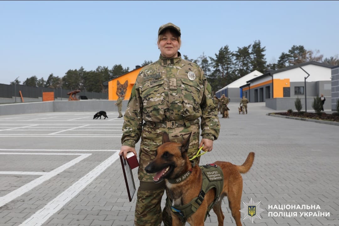 На фото кінологиня та службовий пес.