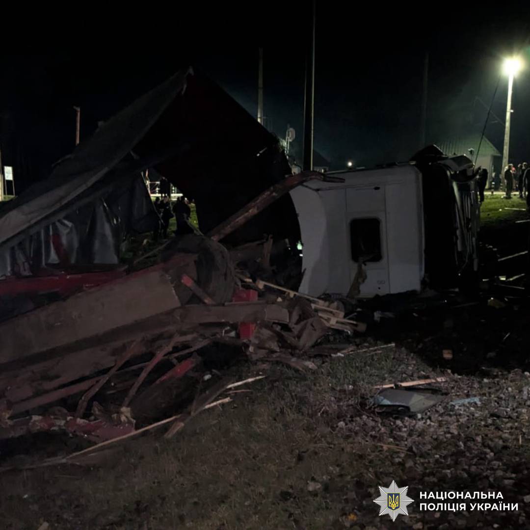 На Харківщині вантажівка зіткнулася з пасажирським поїздом: поліція встановлює обставини ДТП