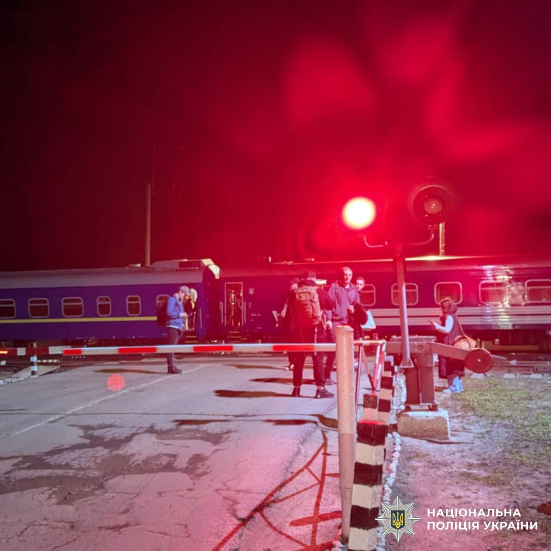На Харківщині вантажівка зіткнулася з пасажирським поїздом: поліція встановлює обставини ДТП