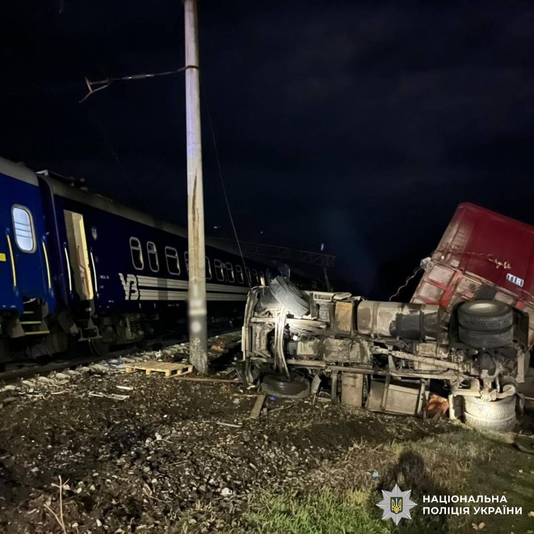 На Харківщині вантажівка зіткнулася з пасажирським поїздом: поліція встановлює обставини ДТП