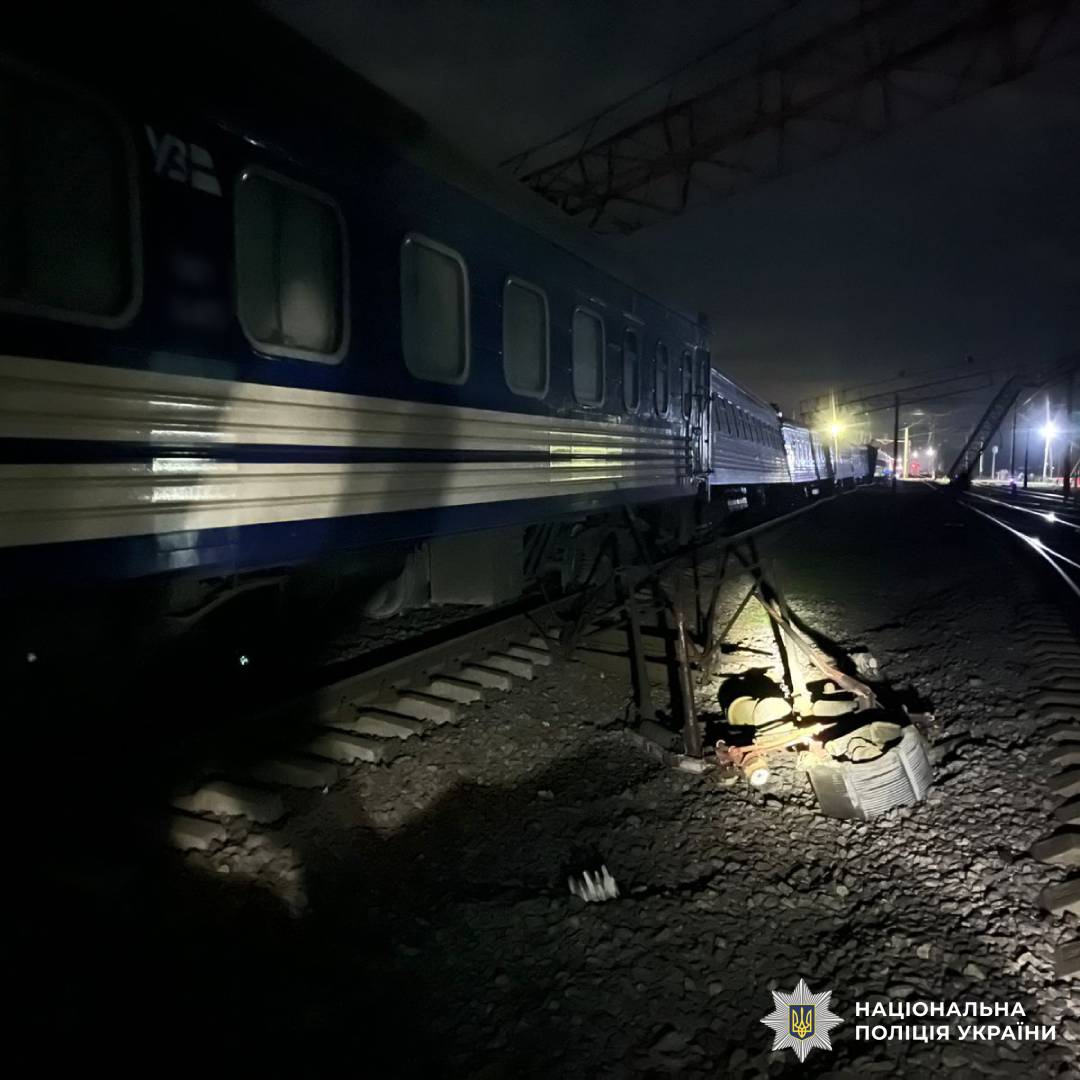 На Харківщині вантажівка зіткнулася з пасажирським поїздом: поліція встановлює обставини ДТП