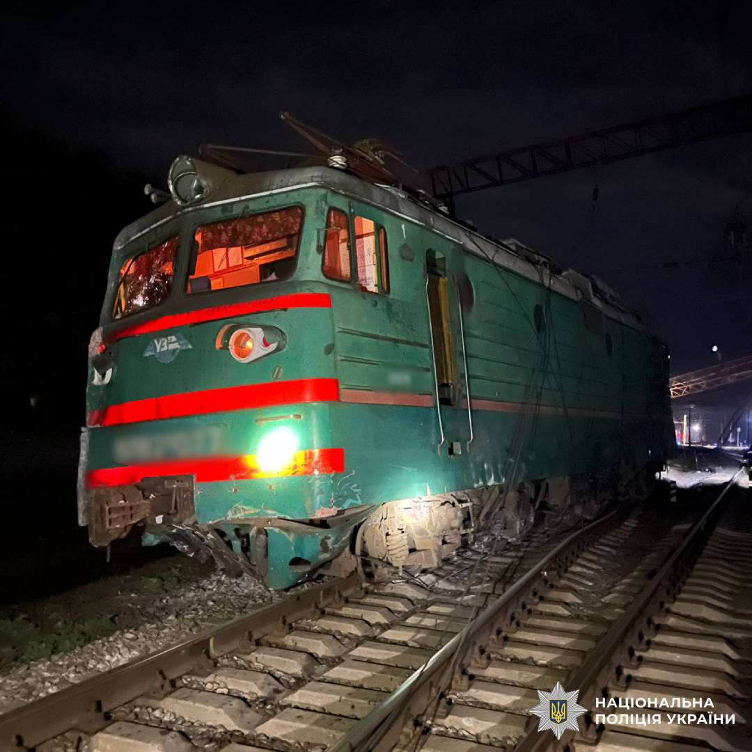 На Харківщині вантажівка зіткнулася з пасажирським поїздом: поліція встановлює обставини ДТП