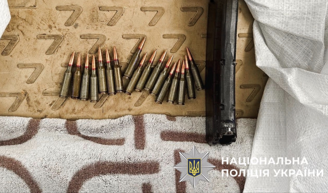 На фото зображено вилучену зброю.