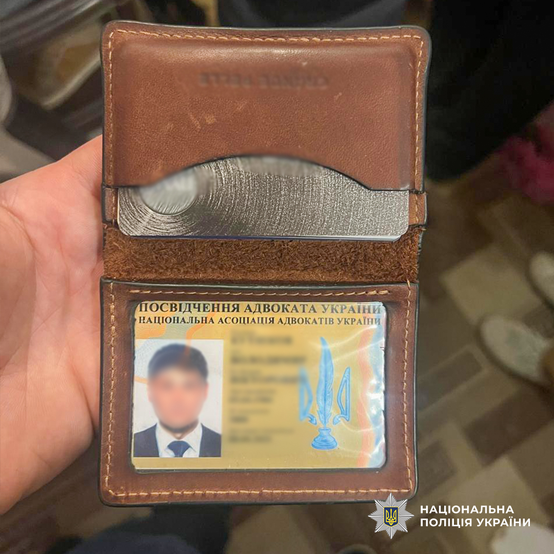 У Харкові Нацполіція викрила адвоката, який вимагав у клієнта 66 тисяч гривень нібито для «прискорення» отримання паспорта