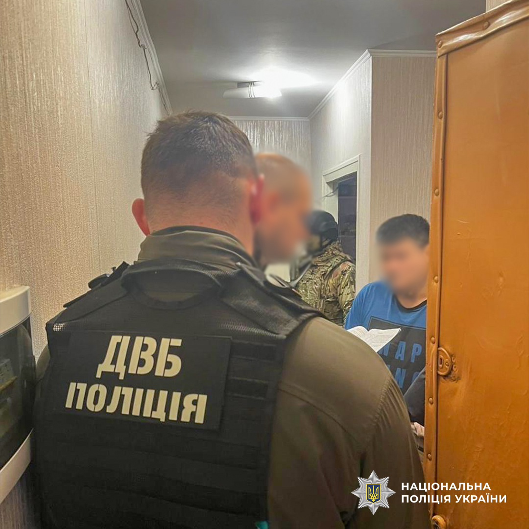 У Харкові Нацполіція викрила адвоката, який вимагав у клієнта 66 тисяч гривень нібито для «прискорення» отримання паспорта