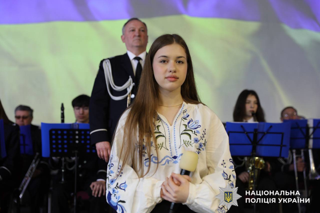 На фото донька загиблого Віктора Іванети та оркестр ГУНП в Київській області.