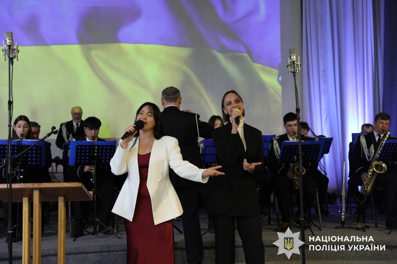 На фото оркестр та вокалістки ГУНП в Київській області.