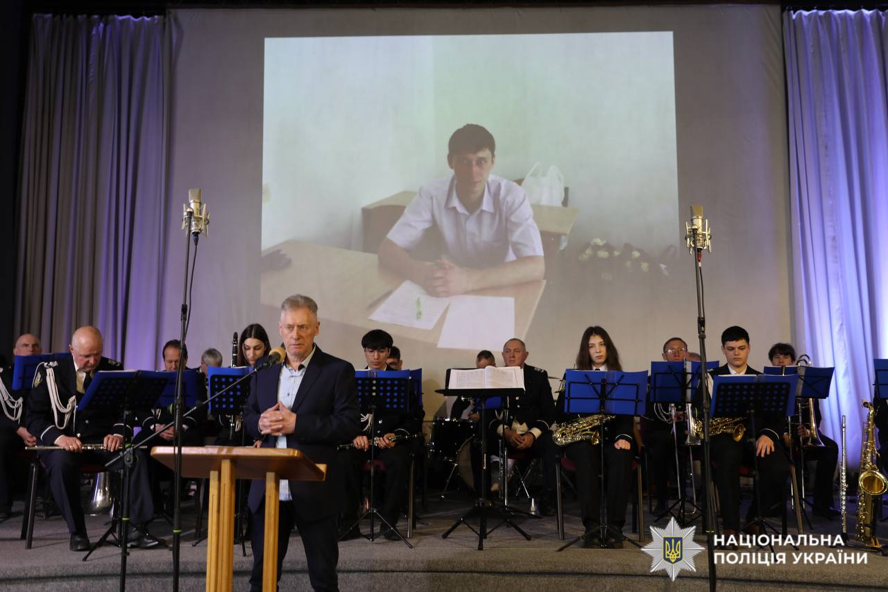 На фото Олександр Чабах та Оркестр ГУНП в Київській області.