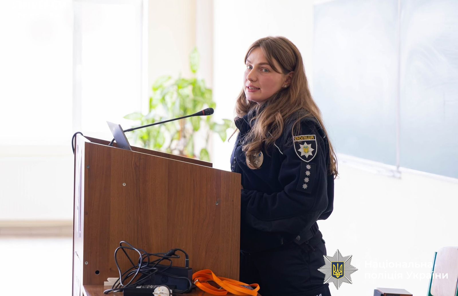 Поліцейські Івано-Франківщини продовжують ділитися практичним досвідом із молоддю. Цього разу для студентів спеціальності «Правоохоронна діяльність» провели бінарне заняття, присвячене особливостям міжнародного розшуку підозрюваних у кримінальних провадженнях.