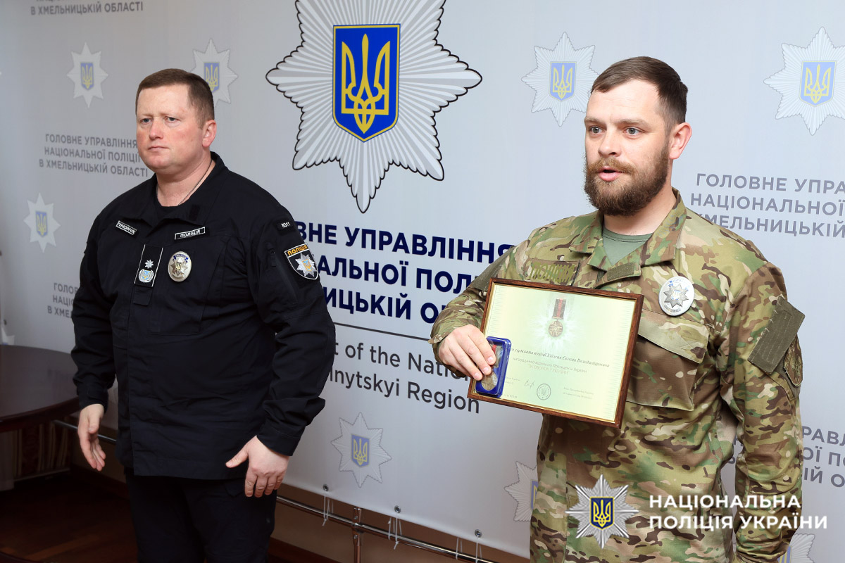 Нагороди правоохоронцям вручив начальник обласного управління поліції Руслан Герасимчук