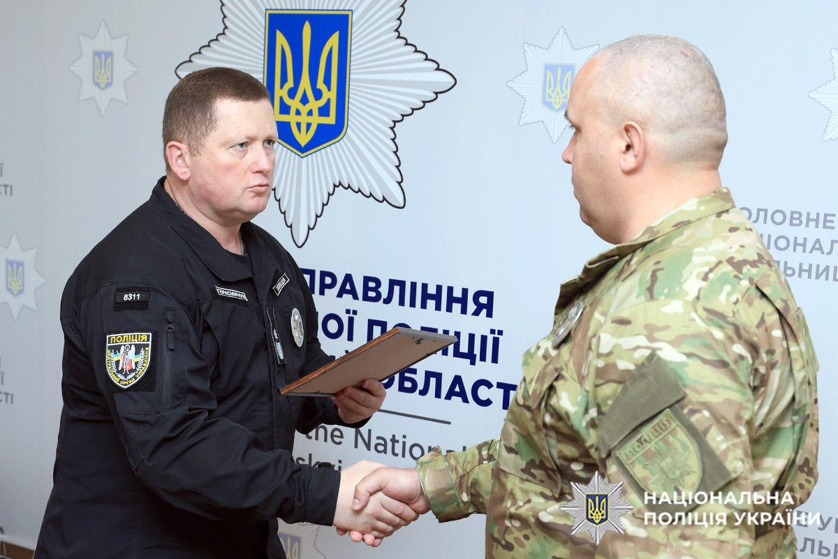 Нагороди правоохоронцям вручив начальник обласного управління поліції Руслан Герасимчук