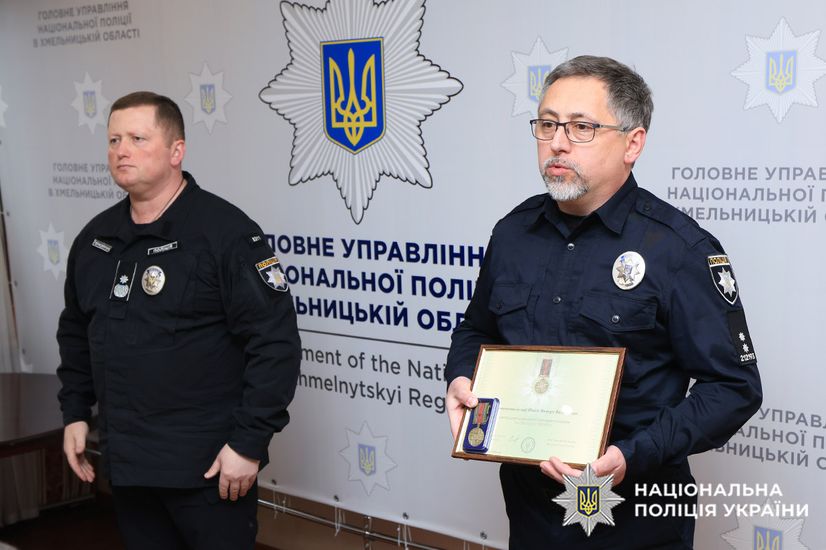 Нагороди правоохоронцям вручив начальник обласного управління поліції Руслан Герасимчук
