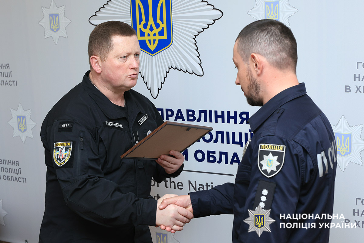 Нагороди правоохоронцям вручив начальник обласного управління поліції Руслан Герасимчук