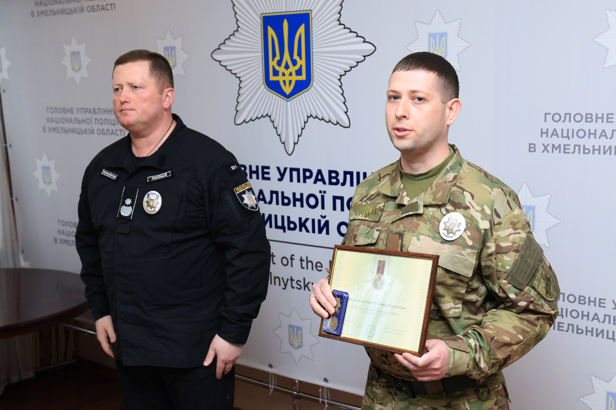 Нагороди правоохоронцям вручив начальник обласного управління поліції Руслан Герасимчук