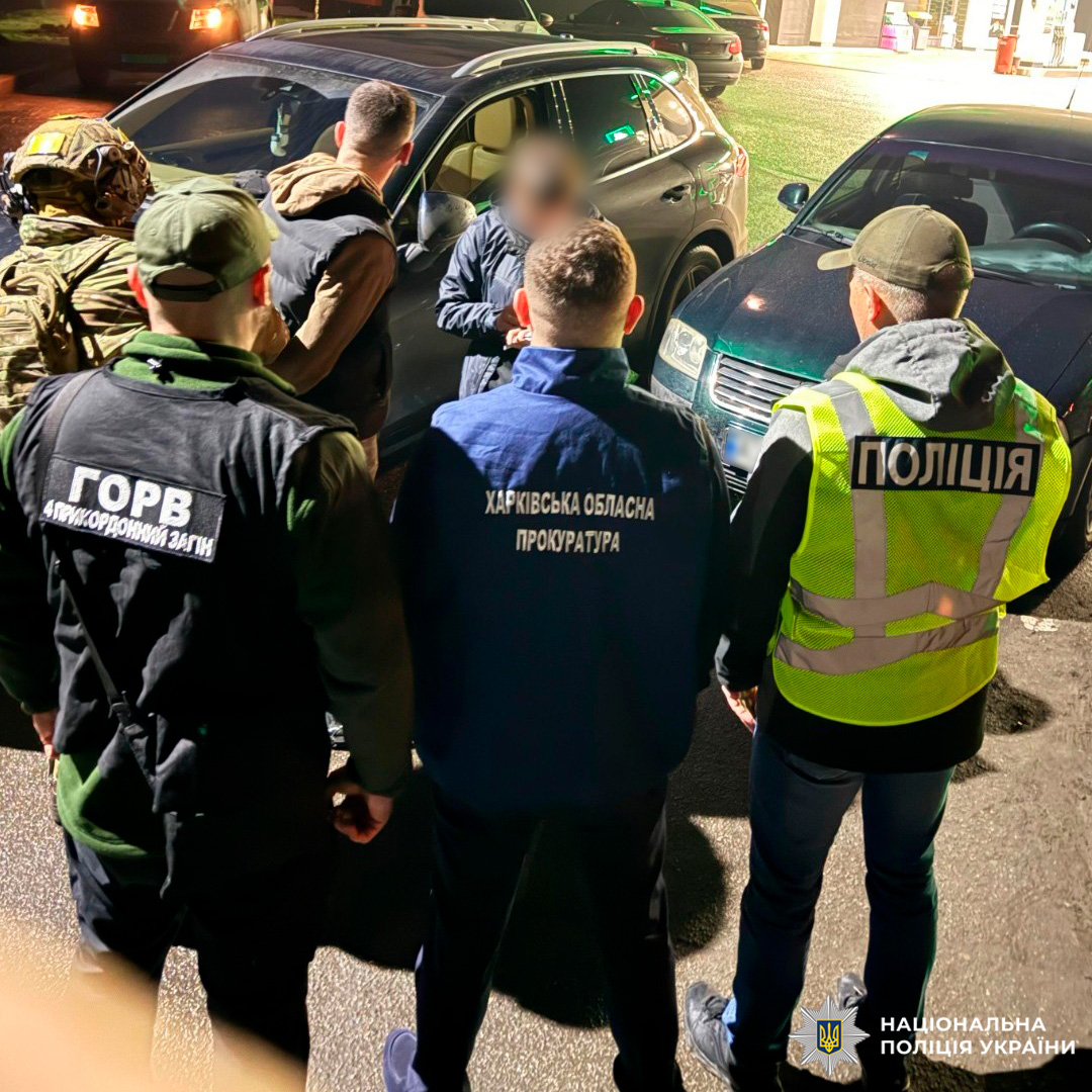 Спільні дії прикордонного загону, прокуратури та поліції під час нічної перевірки транспортних засобів.