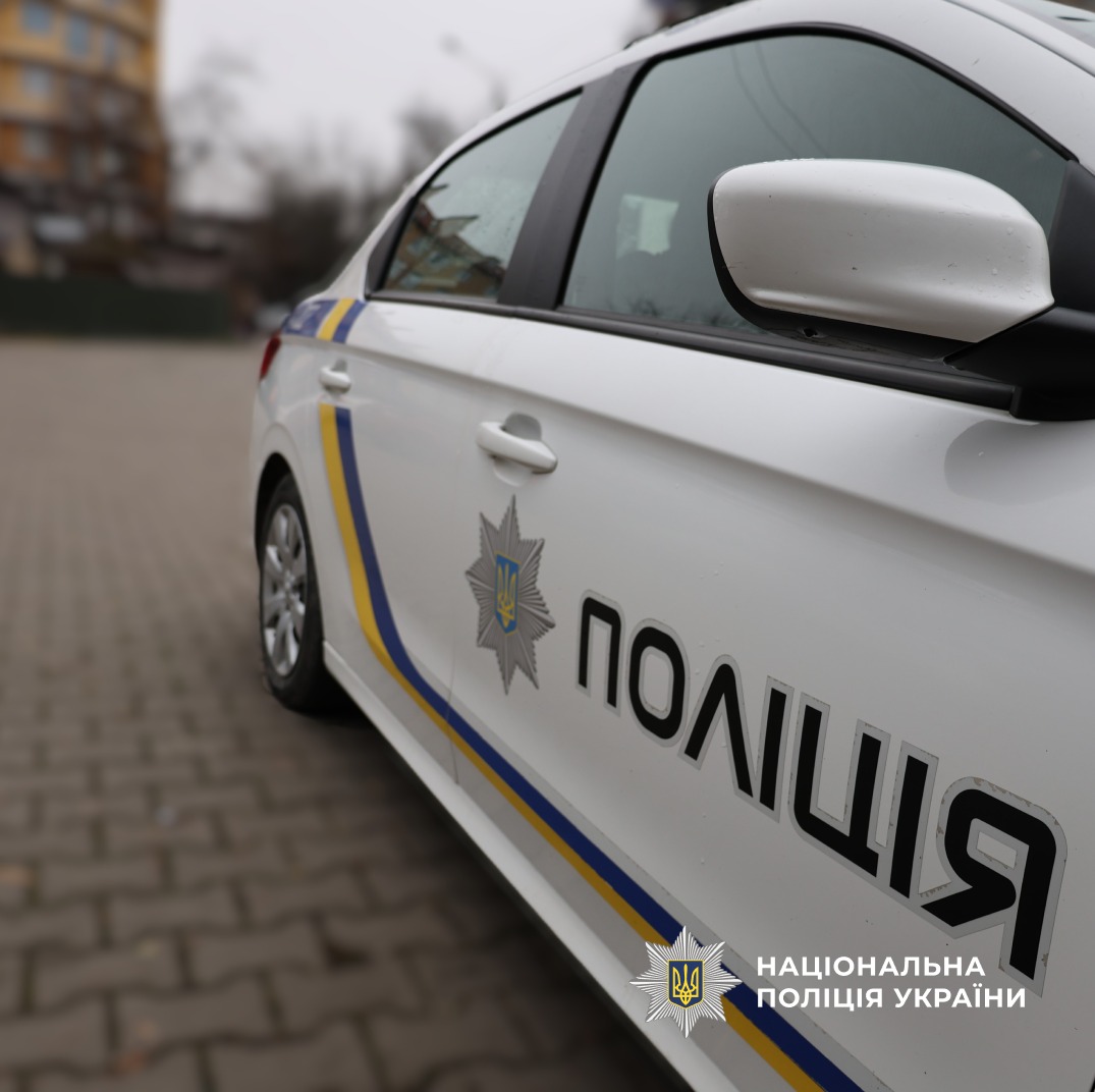 поліцейська машина з написом "поліція"