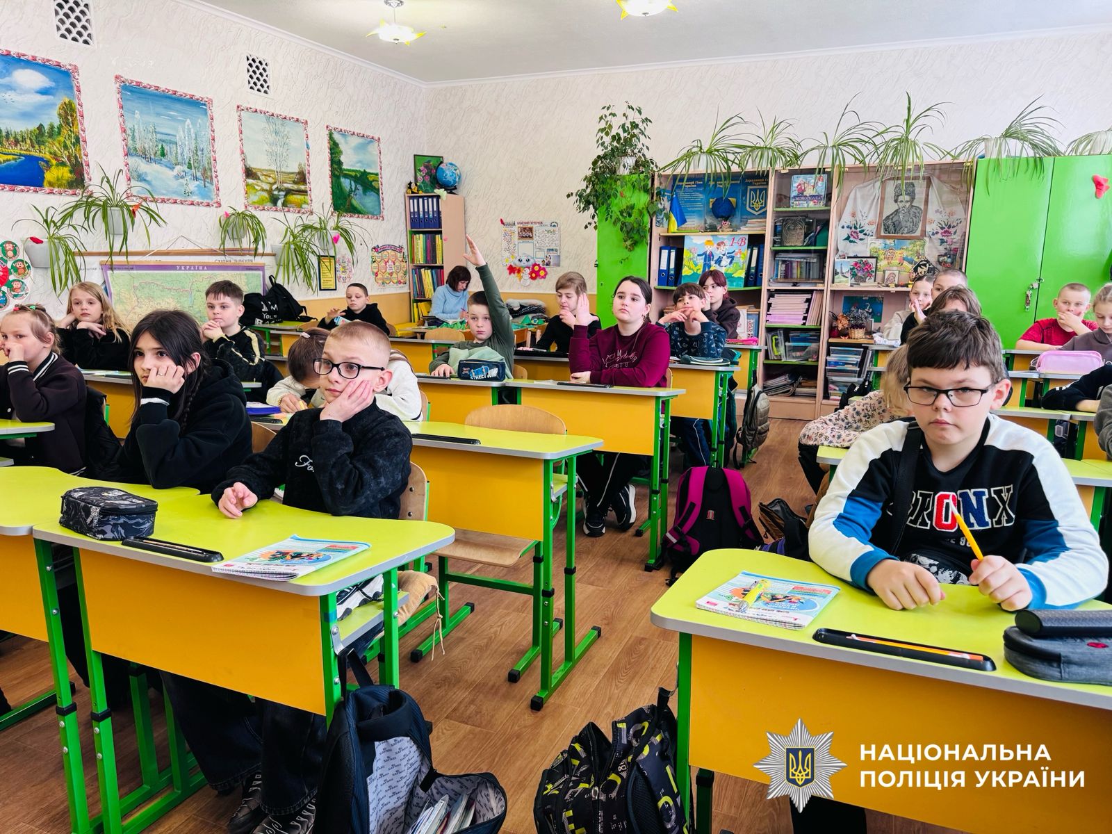 На фотографії зображено дітей одного з навчальних закладів міста Біла Церква, яким інспекторка сектору Служби освітньої безпеки проводить лекцію про безпеку.