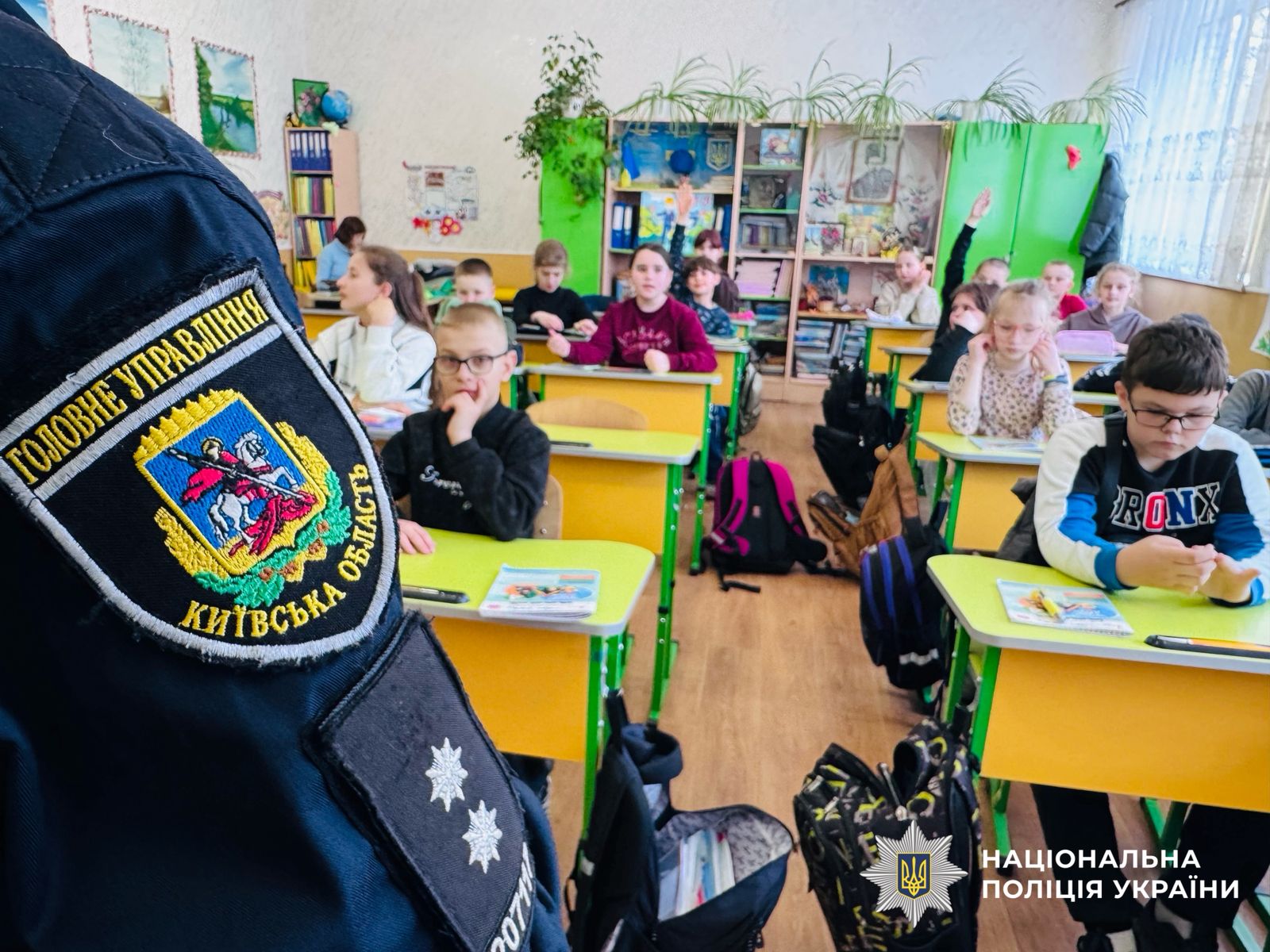 На фотографії зображено дітей одного з навчальних закладів міста Біла Церква, яким інспекторка сектору Служби освітньої безпеки проводить лекцію про безпеку.