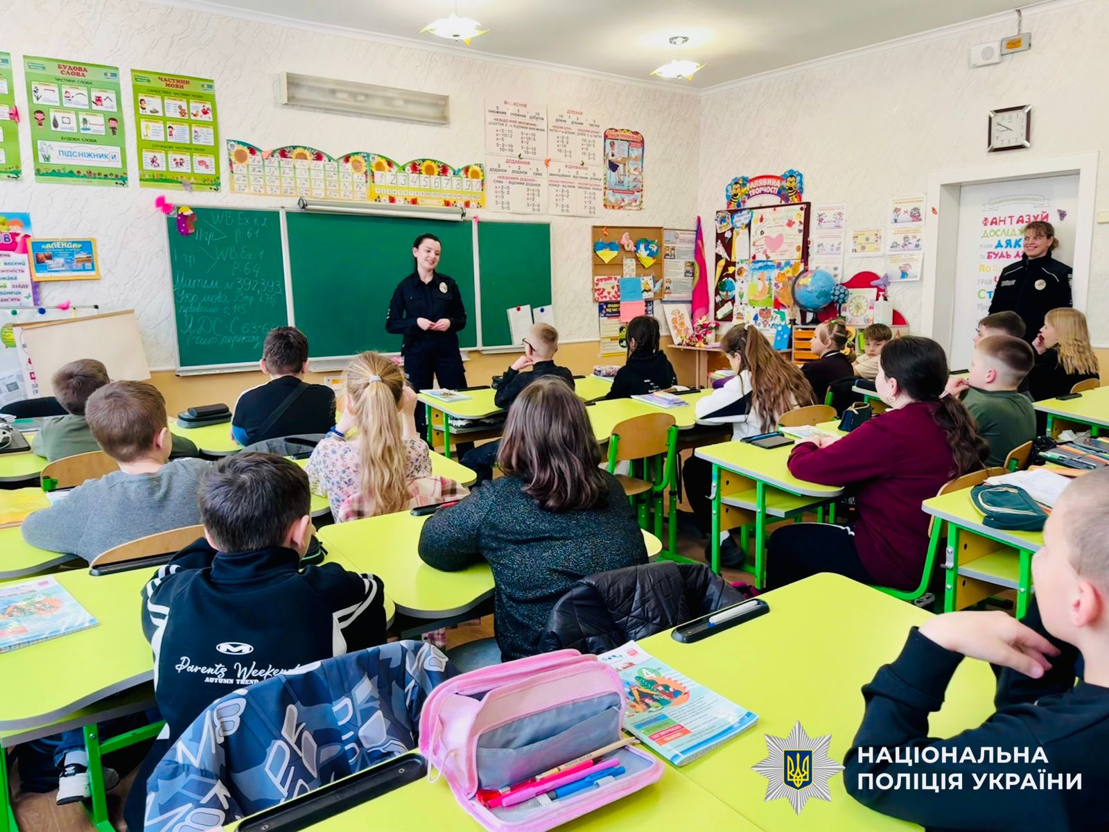 На фотографії зображено інспекторку сектору Служби освітньої безпеки, яка проводить для дітей лекцію про безпеку в одному з навчальних закладів міста Біла Церква.