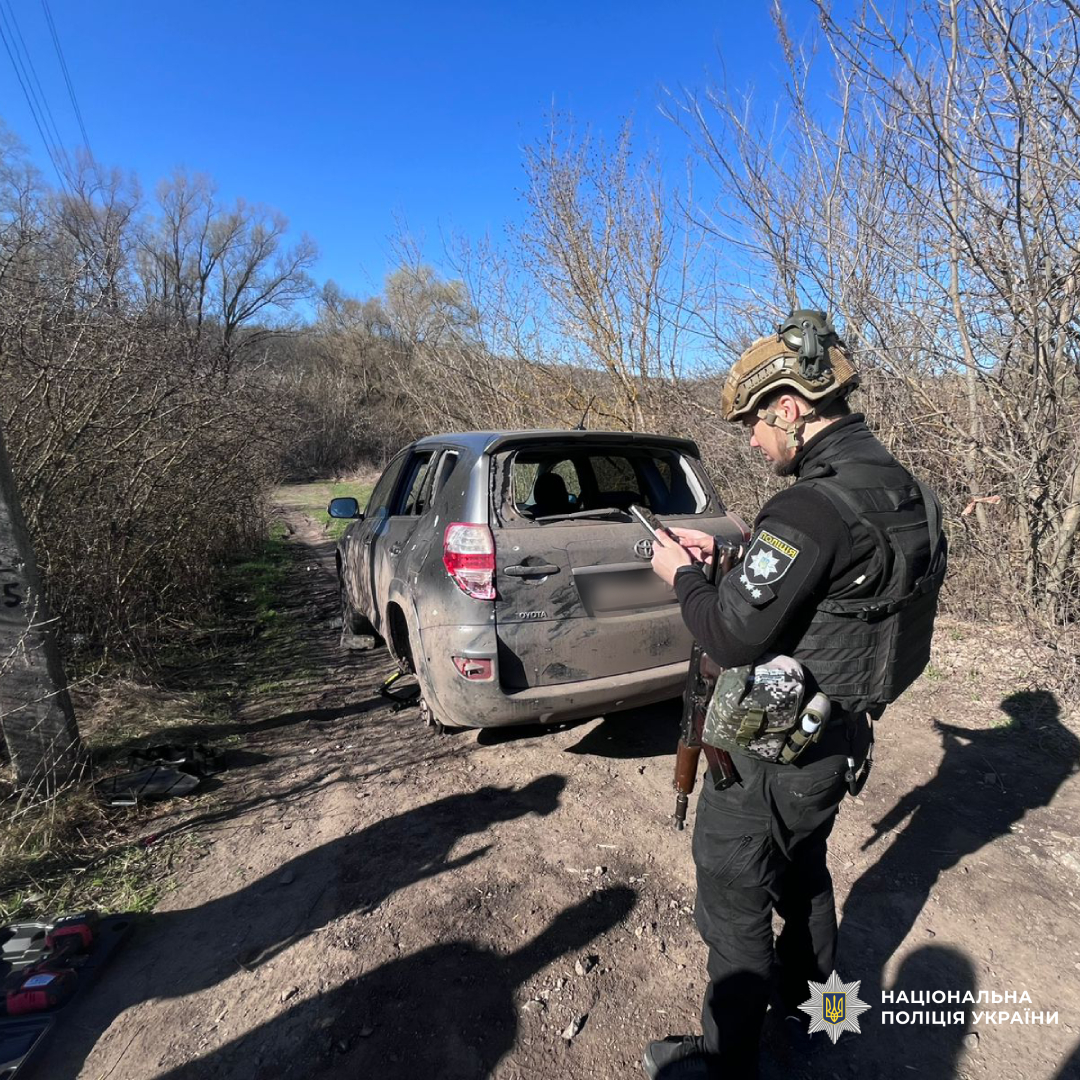 Поліцейські Харківщини задокументували наслідки ворожих обстрілів, через які є постраждалі серед цивільного населення