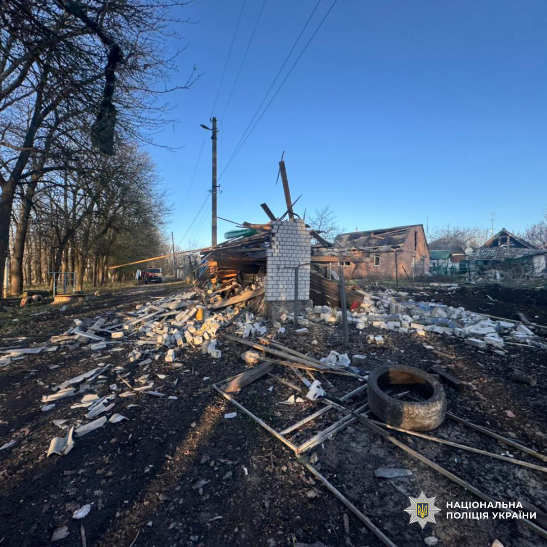 Поліцейські Харківщини задокументували наслідки ворожих обстрілів, через які є постраждалі серед цивільного населення