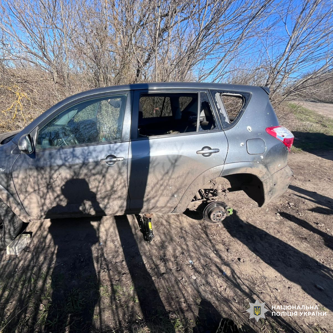 Поліцейські Харківщини задокументували наслідки ворожих обстрілів, через які є постраждалі серед цивільного населення