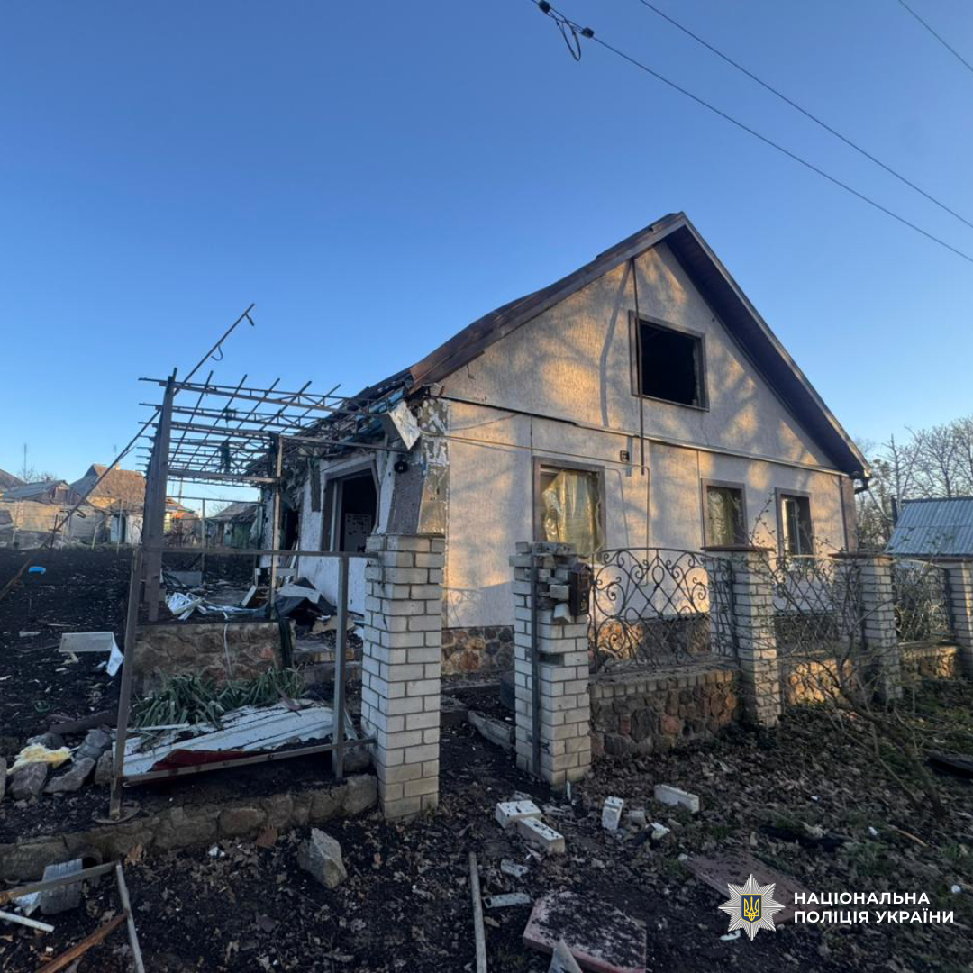 Поліцейські Харківщини задокументували наслідки ворожих обстрілів, через які є постраждалі серед цивільного населення