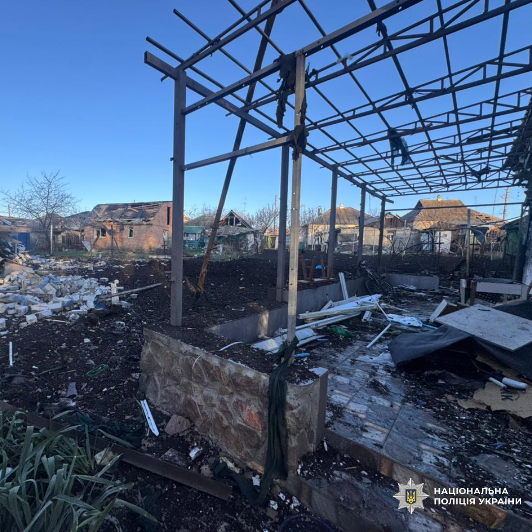 Поліцейські Харківщини задокументували наслідки ворожих обстрілів, через які є постраждалі серед цивільного населення