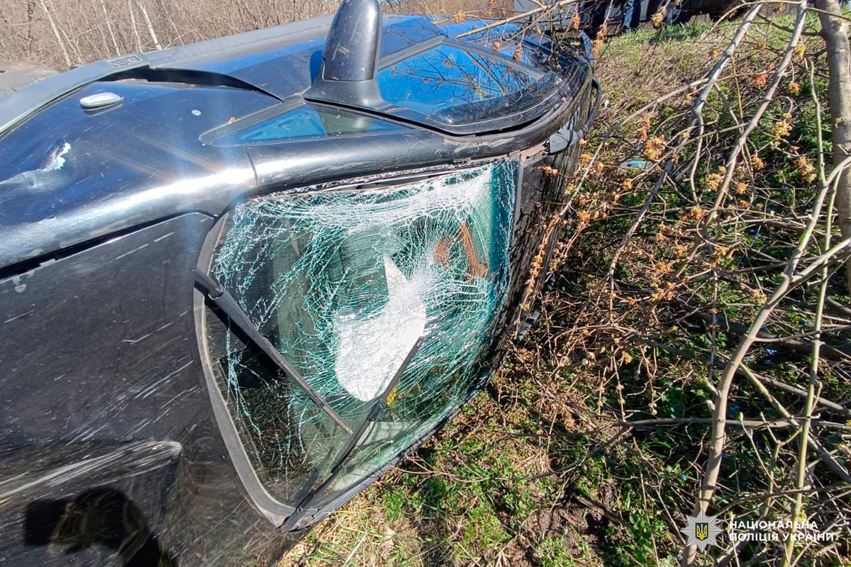 Автомобіль злетів із дороги та перекинувся, отримавши значні пошкодження.