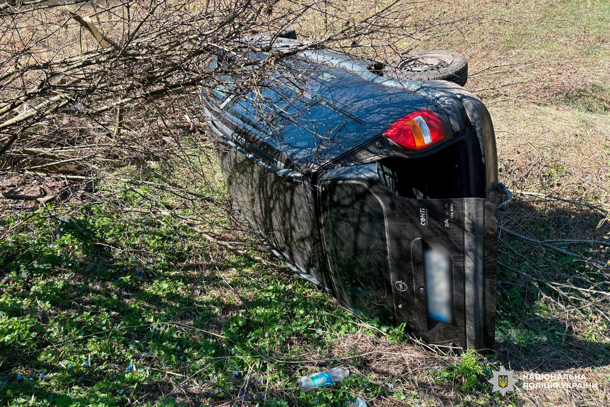 Автомобіль злетів із дороги та перекинувся, отримавши значні пошкодження.