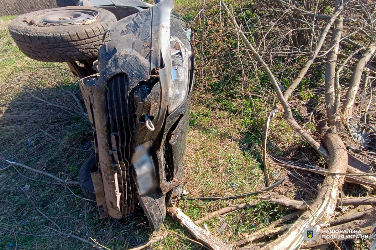 Автомобіль злетів із дороги та перекинувся, отримавши значні пошкодження.