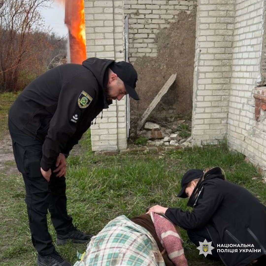 Поліцейські врятували жінку під час пожежі у Вовчанській громаді