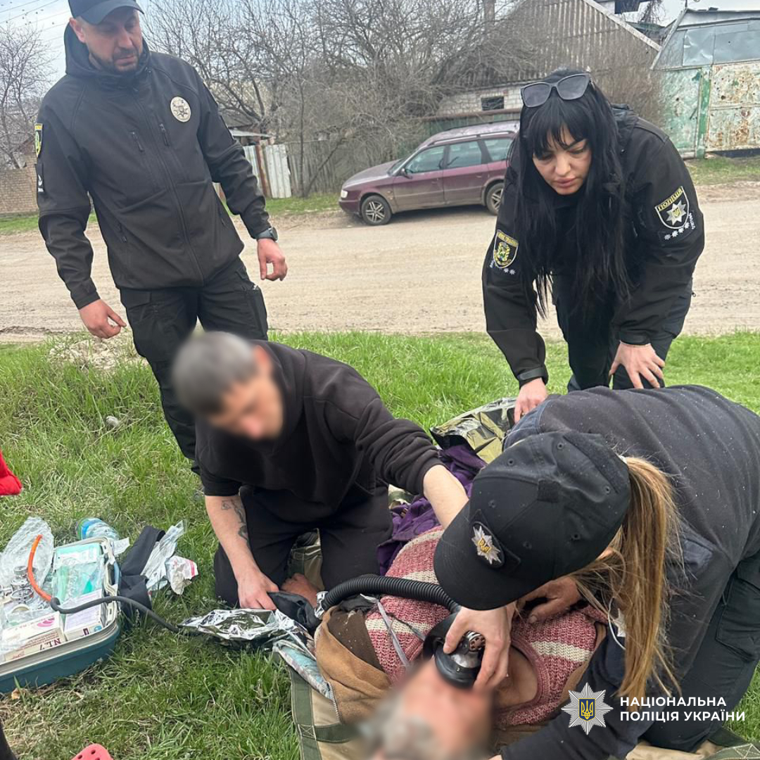Поліцейські врятували жінку під час пожежі у Вовчанській громаді