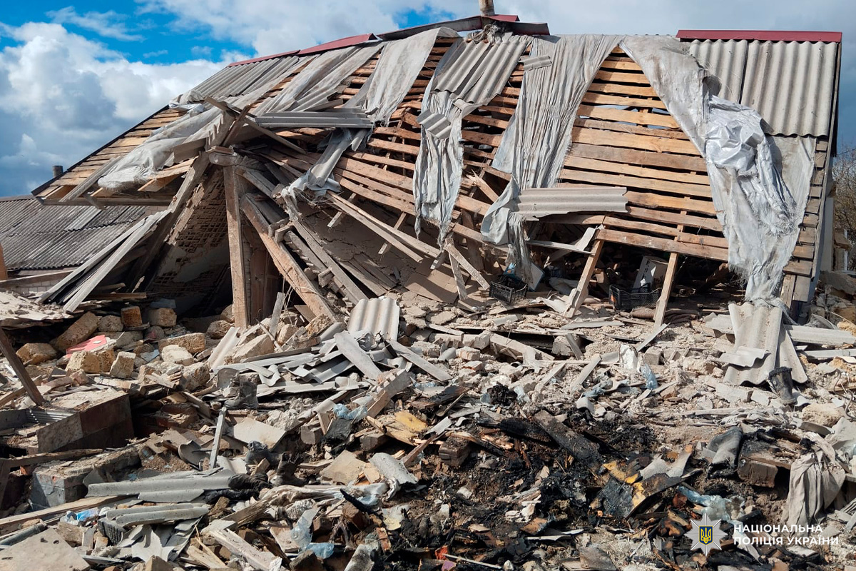 Будівля з обваленим дахом і стінами, уламки розкидані навколо.