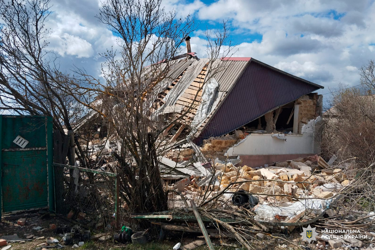 Зафіксовано руйнування житлового будинку з обваленим дахом і стінами.