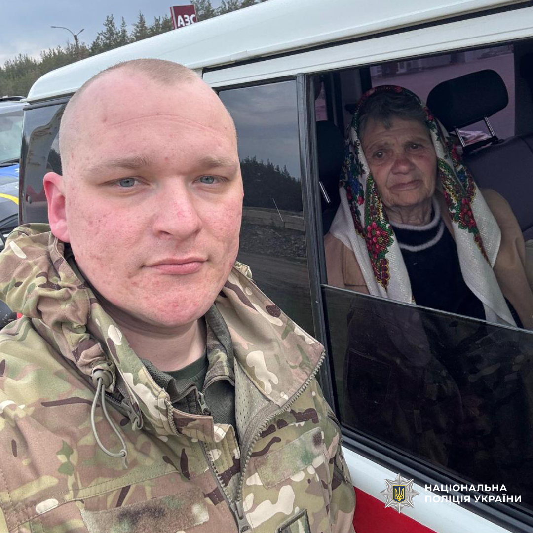 Поліцейські підрозділу «Білий янгол» за тиждень евакуювали 28 цивільних із зони бойових дій на Харківщині