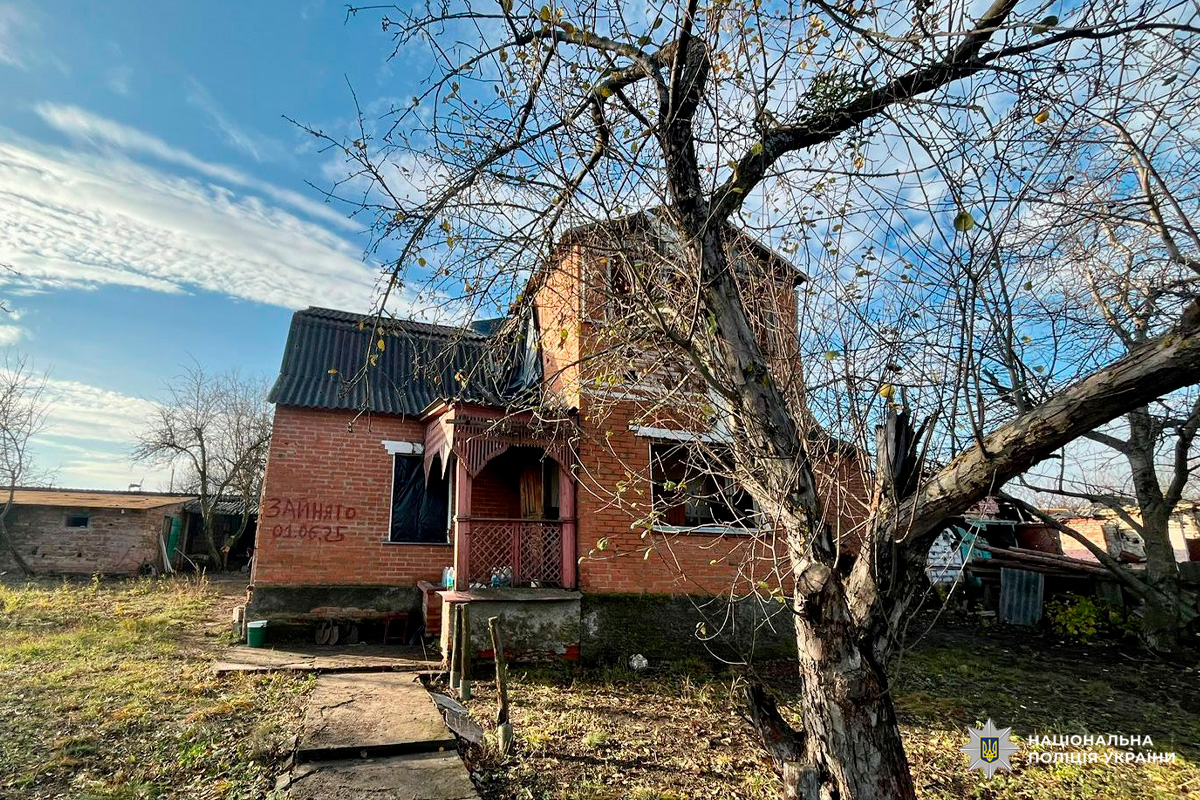 Цегляний будинок, напис червоною фарбою «ЗАЙНЯТО».