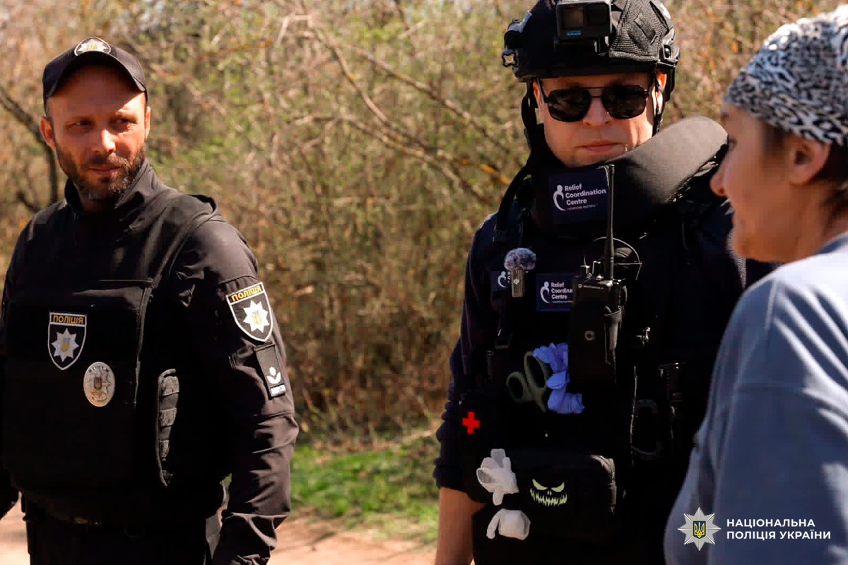 Поліцейські Ізюмщини організували евакуацію мешканців із прифронтового села.