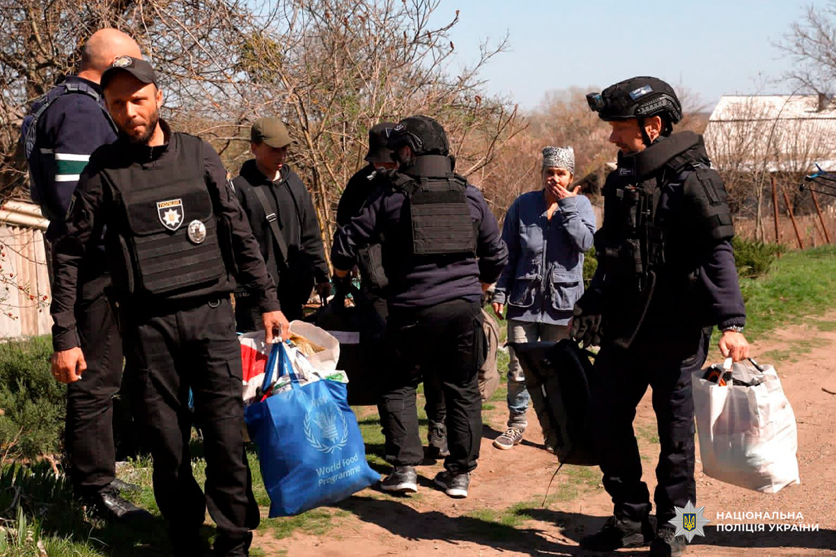 Поліцейські Ізюмщини організували евакуацію мешканців із прифронтового села.