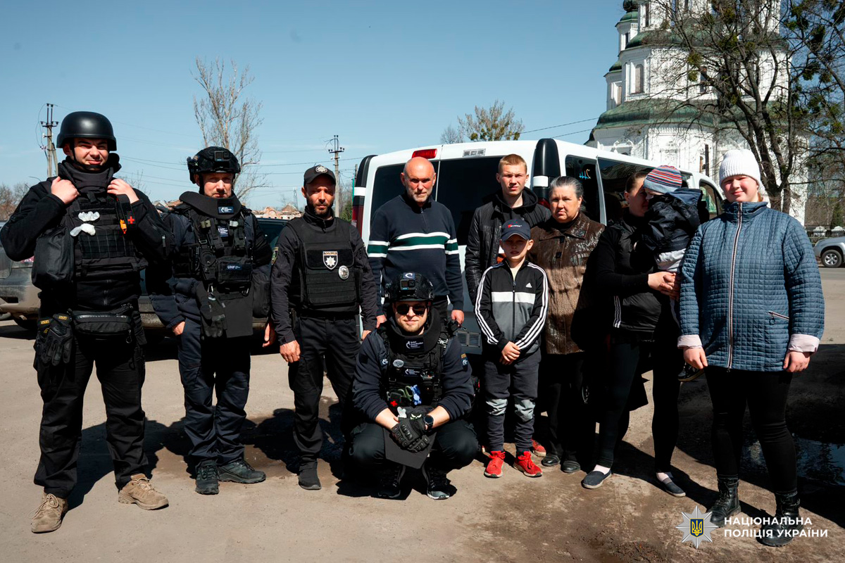 Поліцейські Ізюмщини організували евакуацію мешканців із прифронтового села.