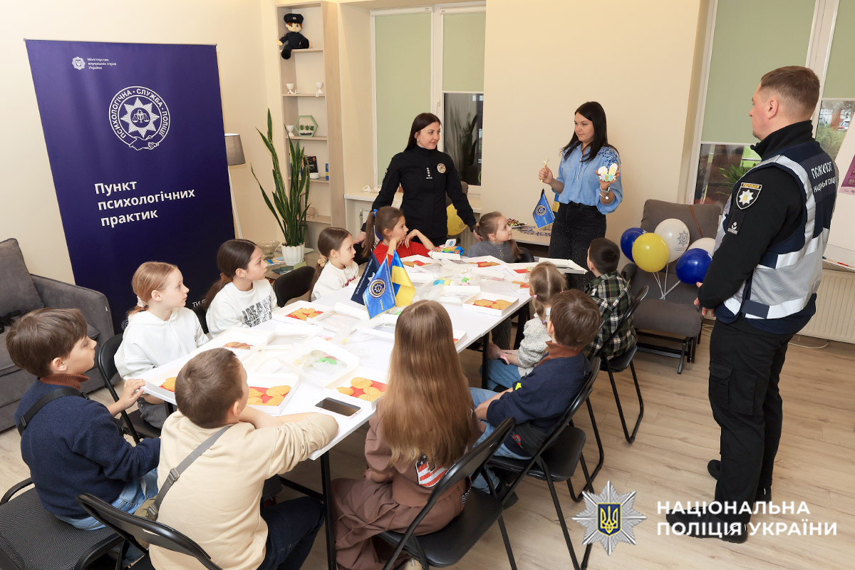 Майстриня Наталі Валащук розповідає дітям про техніки розпису