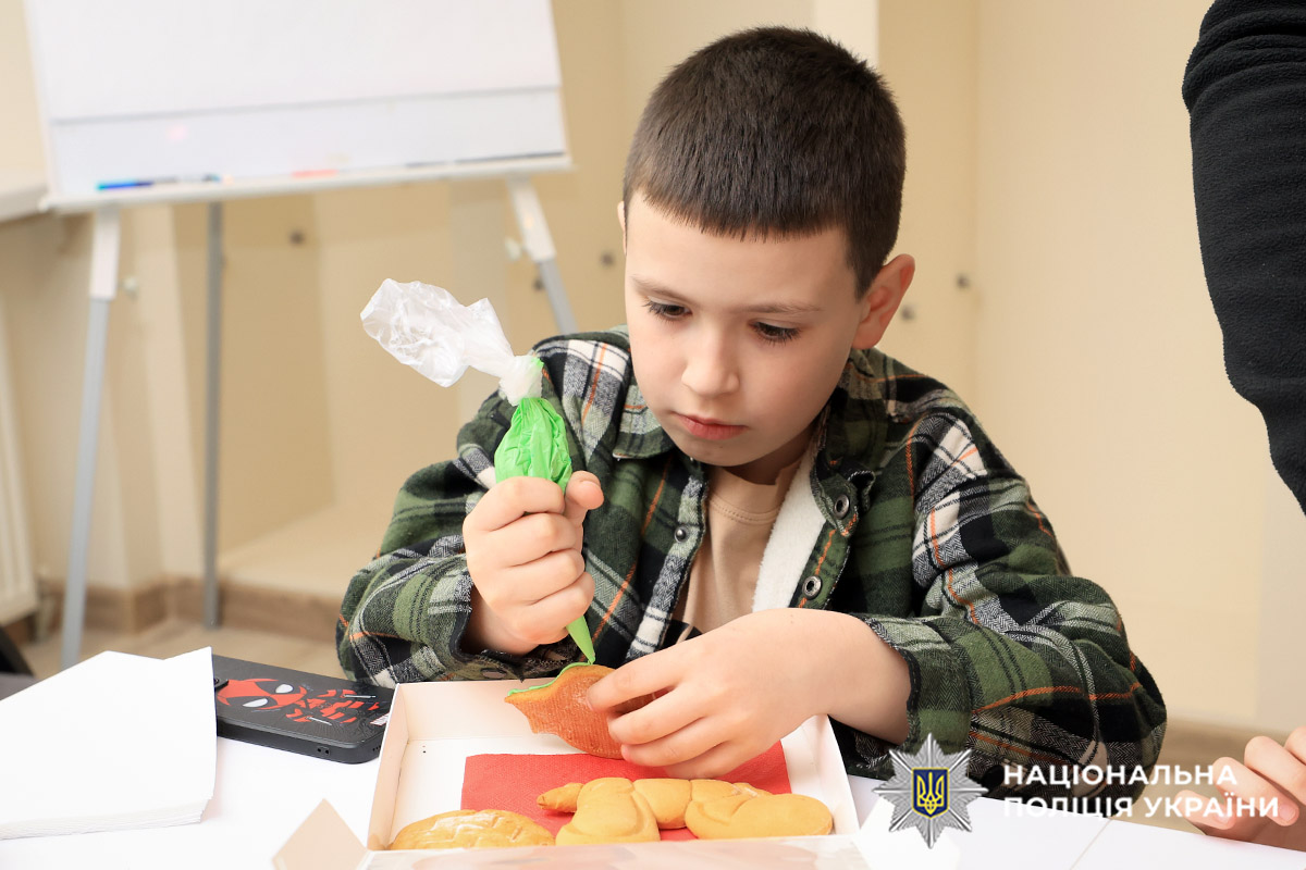 Хлопчик розмальовує печиво