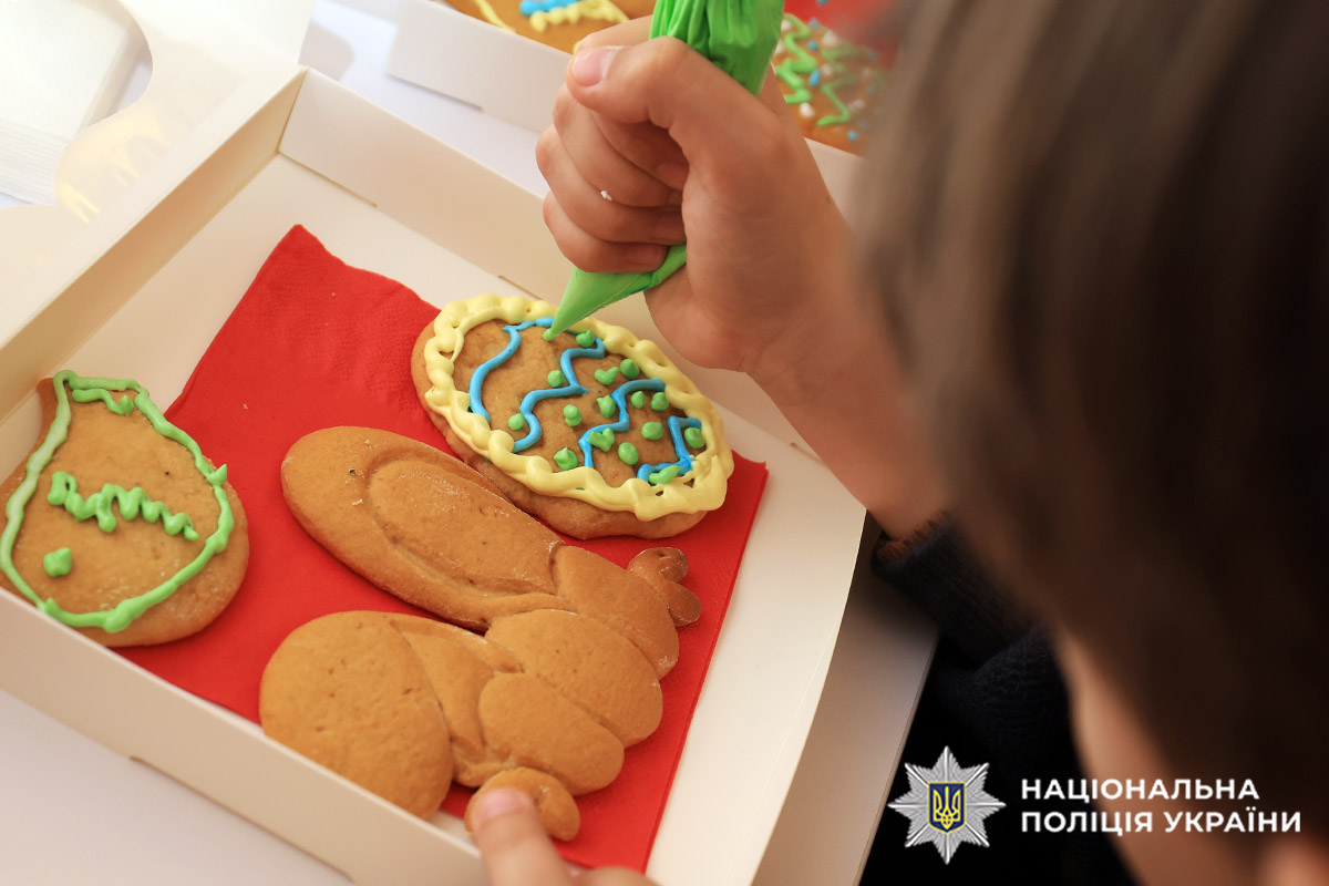 Дитина розписує пряника