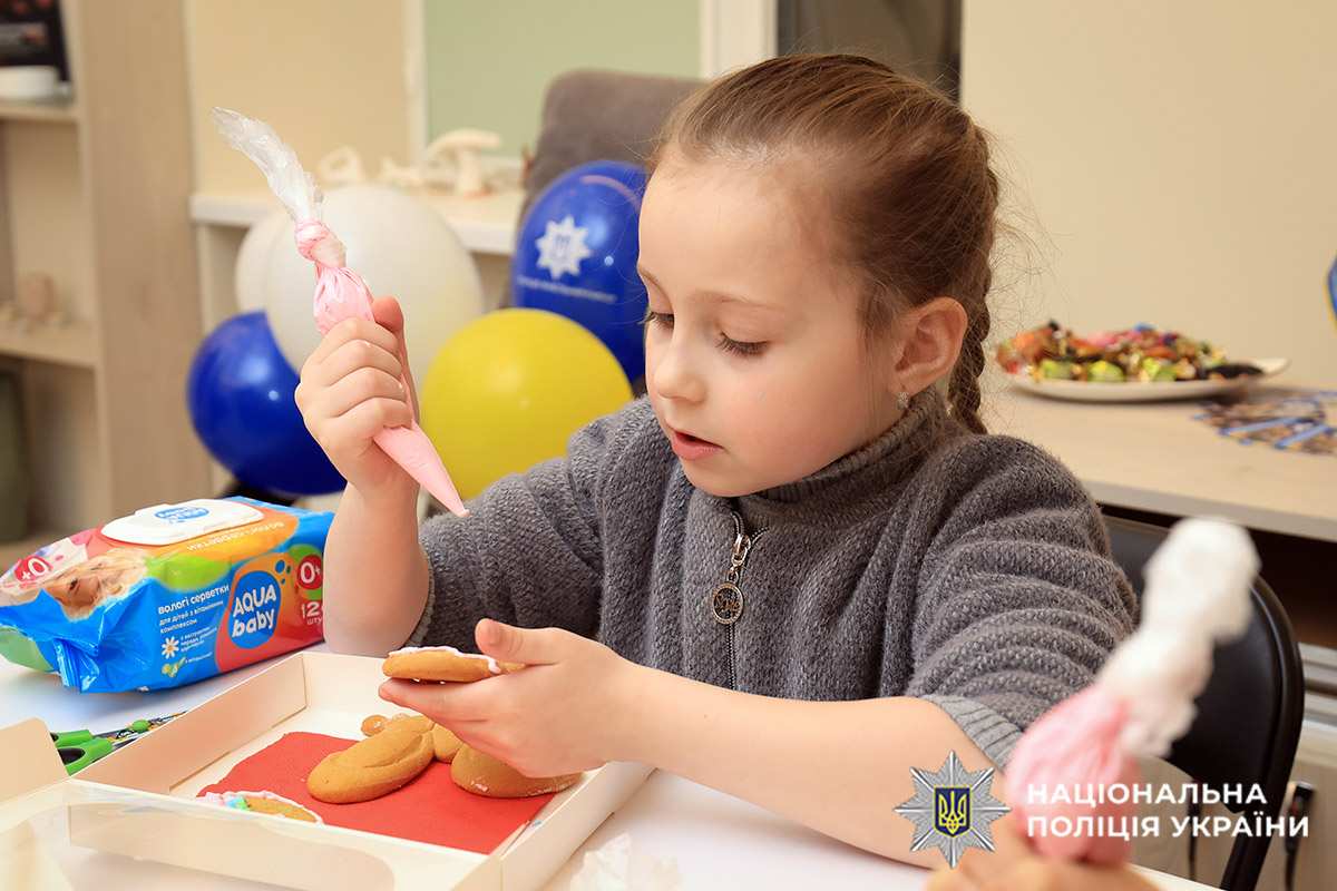 Дівчинка розписує пряника