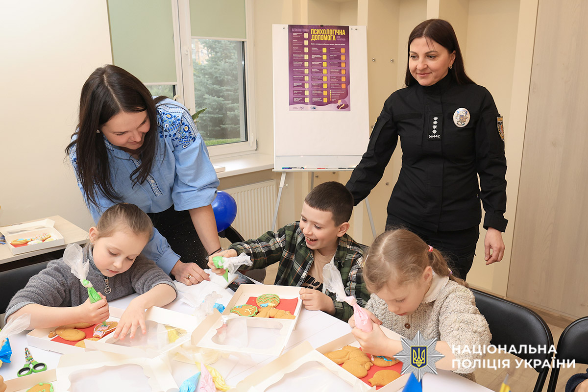 Голова профспілки працівників поліції Хмельницької області Валентина Адамів разом з майстринею Наталі Валащук допомагають дітям