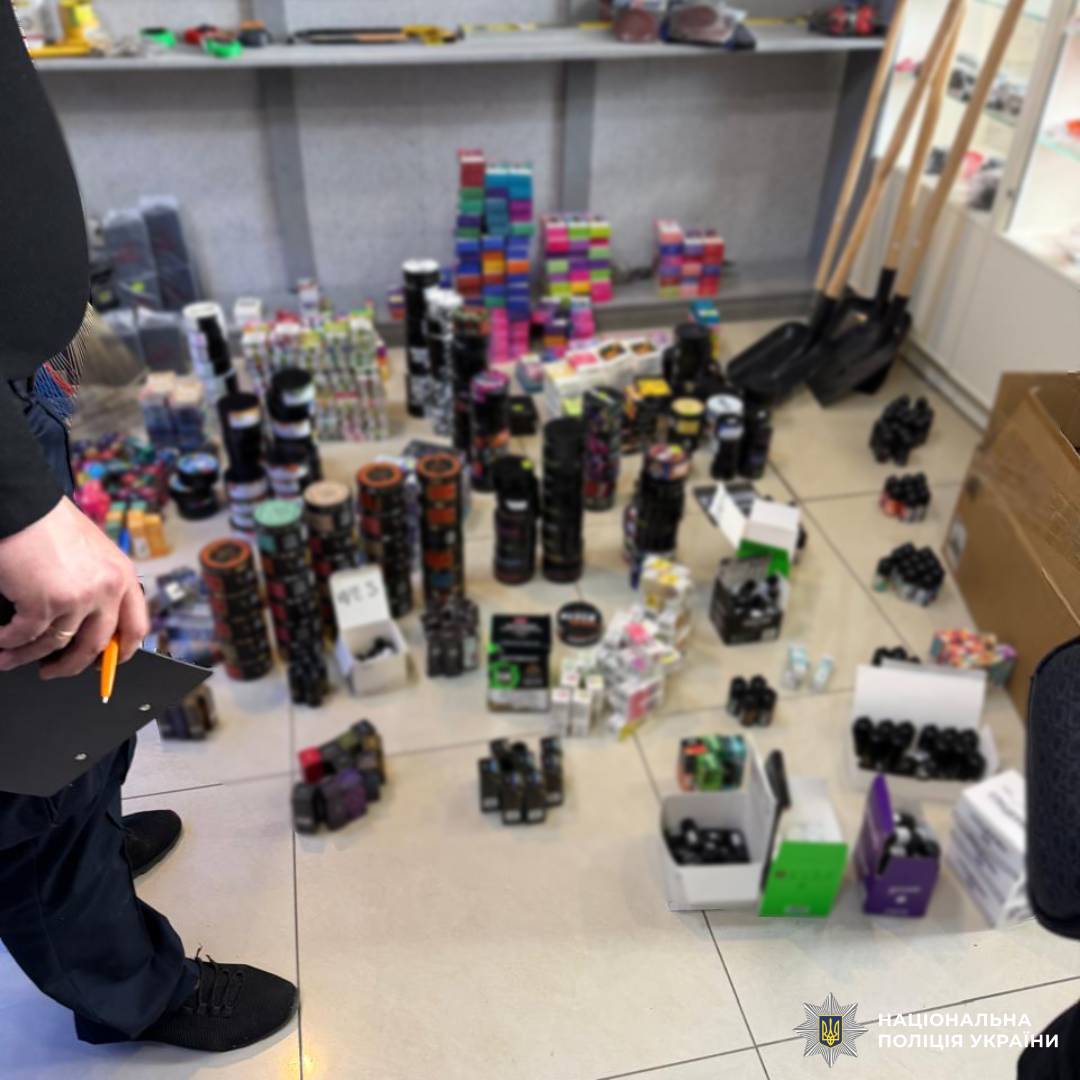 На Харківщині поліцейські викрили незаконний обіг електронних цигарок та підакцизних товарів на мільйони гривень