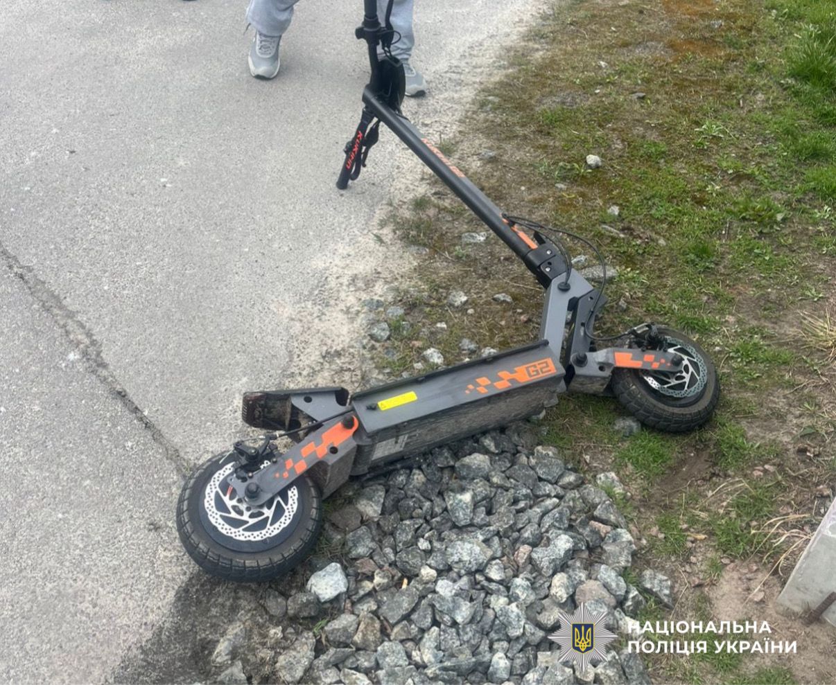 На фото електросамокат.