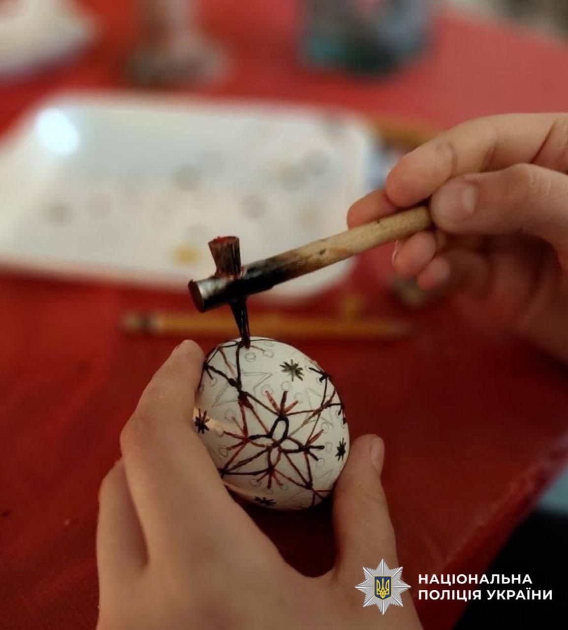 На фото процес створення писанки.