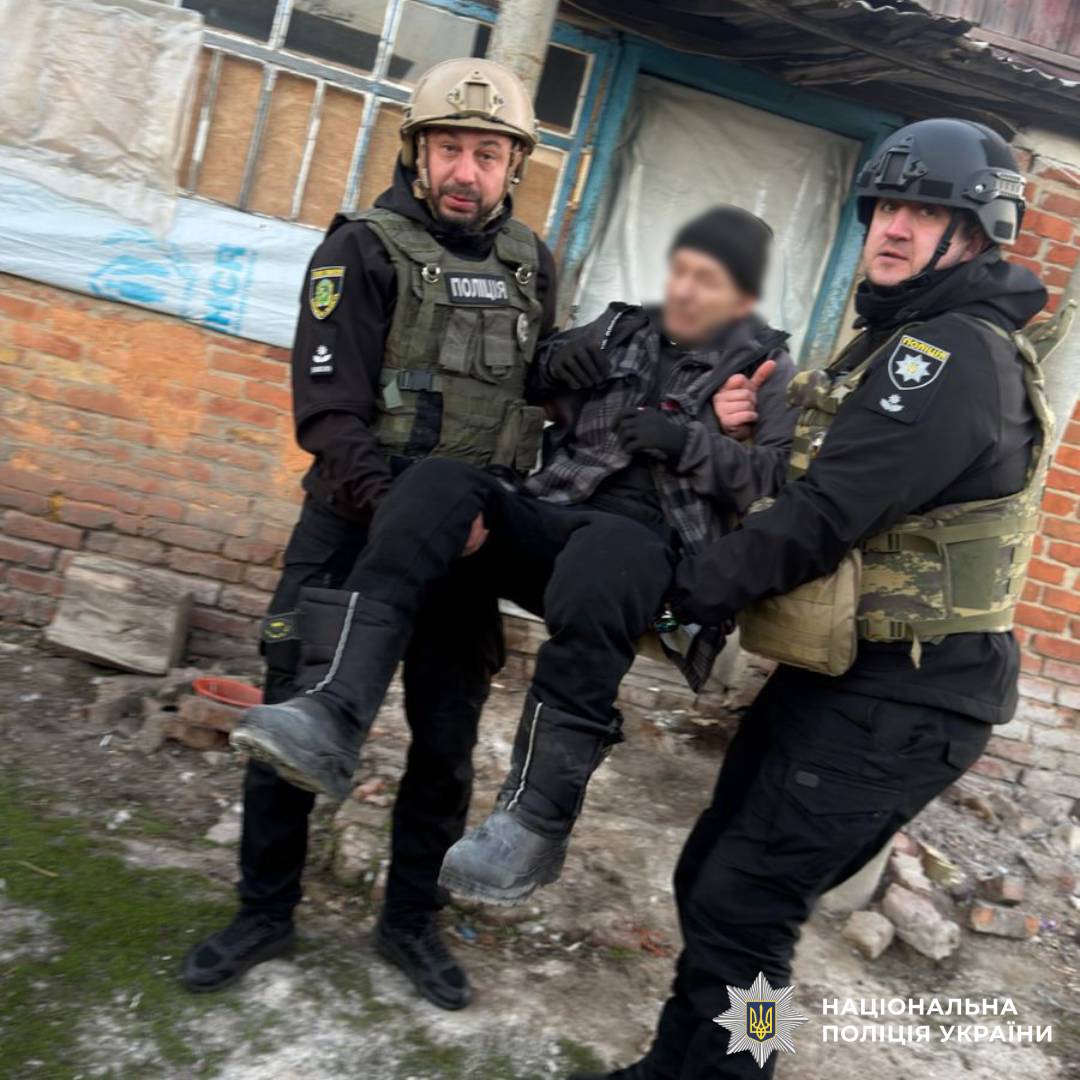 Поліцейські спільно з волонтерами евакуювали жителів Вовчанської громади